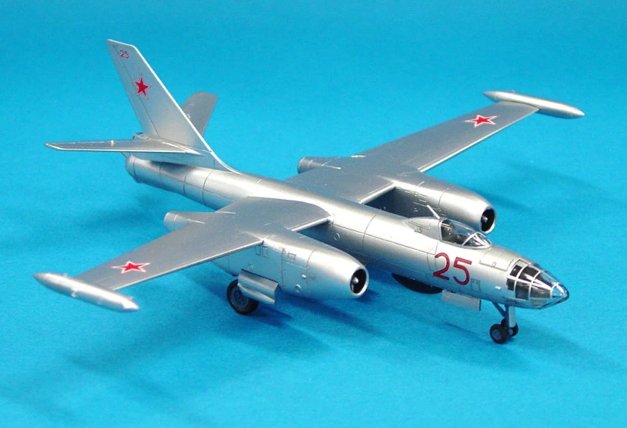 Tamiya 61601 - Ilyushin II-28 Beagle Soviet Union - 1:100 Scale Kit 3 Tamiya 61601 - Ilyushin II-28 Beagle Soviet Union - 1:100 Scale Kit